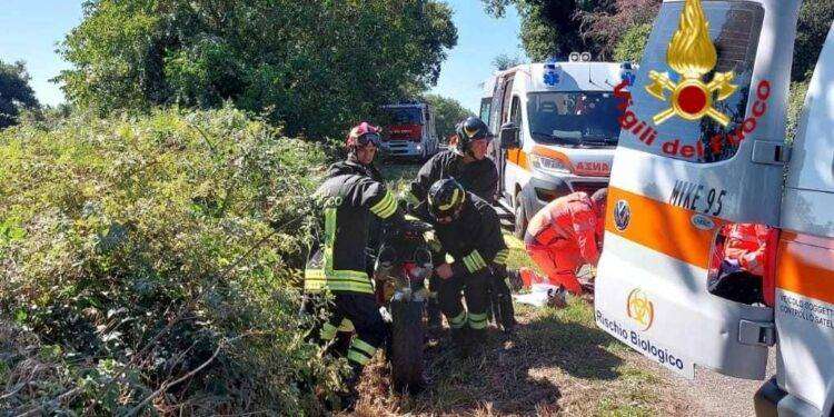 Motociclista perde il controllo e cade in cunetta