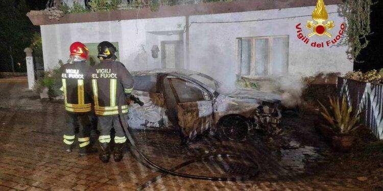 Auto in fiamme nella notte a Gavoi: intervengono i Vigili del fuoco