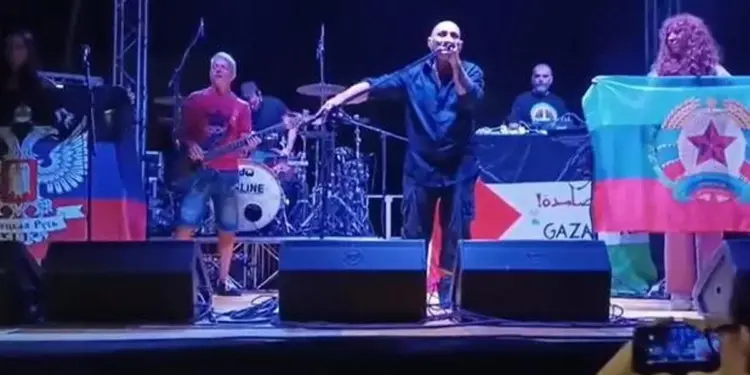 Le bandiere del Donbass sventolano al concerto: è polemica