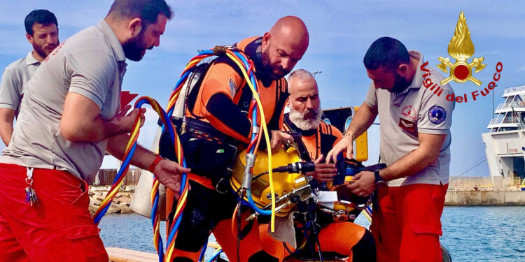 Porto Torres, salvataggio in fondo al mare: addestramento dei vigili del fuoco