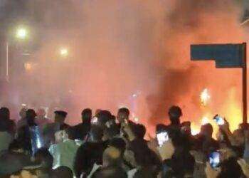 Amman, Giordania: manifestanti danno fuoco ambasciata israeliana contro attacco su ospedale di Gaza