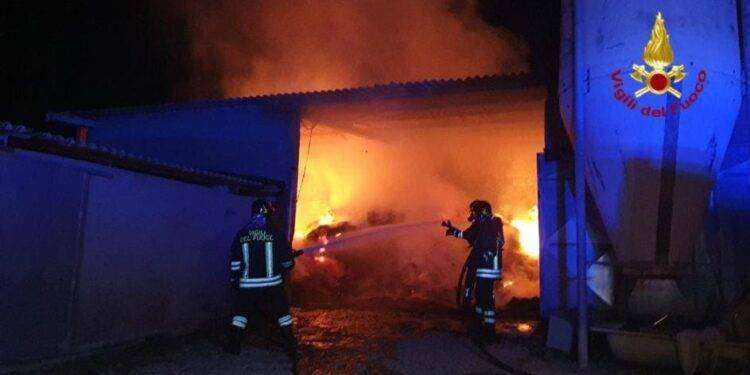 In fiamme capannone agricolo a Serdiana