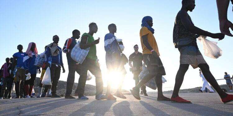 Notte di sbarchi a Lampedusa, arrivati 340 migranti