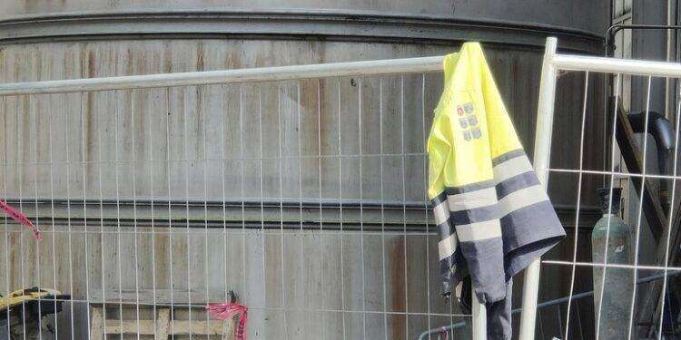 Pulisce betoniera che si aziona, muore operaio