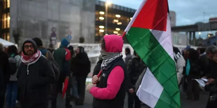 Genova, in migliaia al blocco del varco di San Benigno per protestare contro invio armi a Israele