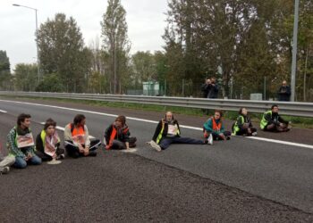 Ultima Generazione Bologna, due azioni: blocco tangenziale e allarme al Palazzo della Regione Emilia