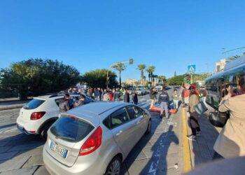 Cagliari, blitz di Ultima Generazione in via Roma lato porto
