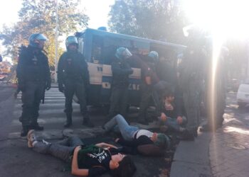 Ultima Generazione Catania, bloccano strada davanti al Tribunale e colorano Fontana della Provvidenza