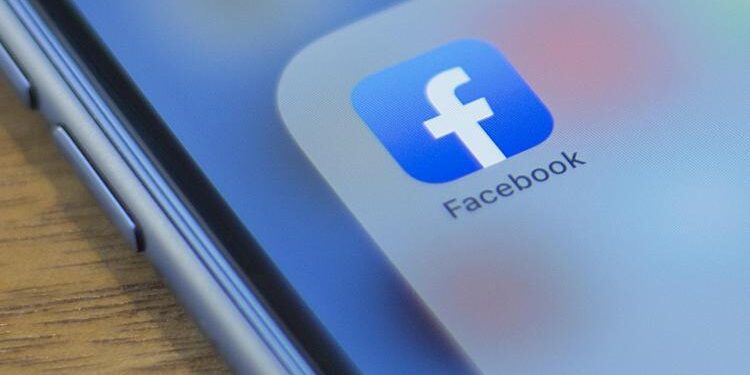 Facebook a pagamento, si parte: sugli smartphone arriva il messaggio ‘scegli’