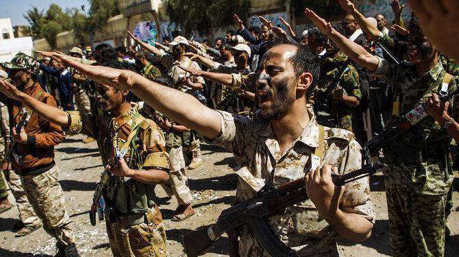 Gli Houthi lanciano missili contro le forze Usa nel Golfo di Aden