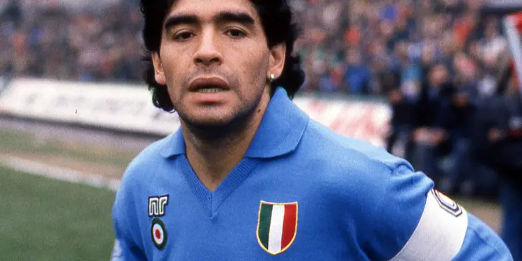 Napoli omaggia Maradona, fiaccolata da brividi in memoria di Diego