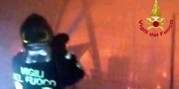 Tenta di spegnere rogo e ha un malore, 55enne muore nella notte