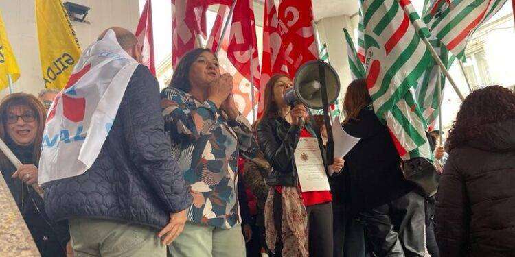 Scuola: docenti e sindacati in piazza contro i tagli