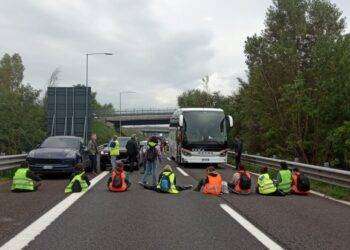 Arrestati 3 ambientalisti per blocco tangenziale a Bologna