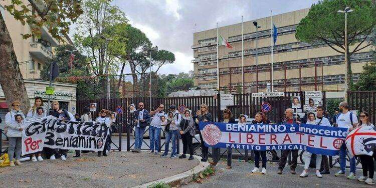 Strage di Sinnai, sit-in fuori tribunale Roma per Zuncheddu