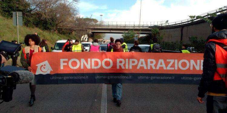 Ultima Generazione: Roma, “marcia lenta” lungo via Nuova Flaminia