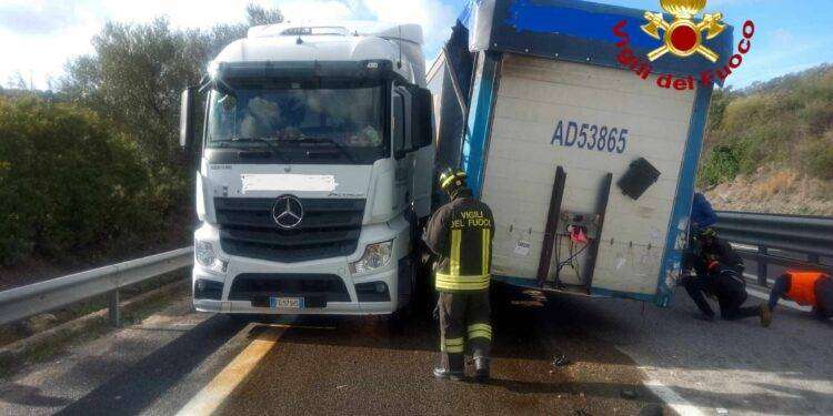 SS 131 DCN: tra Siniscola e Lula si sgancia il semirimorchio di un articolato, sul posto i vigili del fuoco