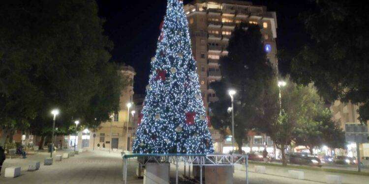 Cagliari, con ritardo sorprendente montato in piazza Garibaldi albero di Natale: è costato 50mila euro