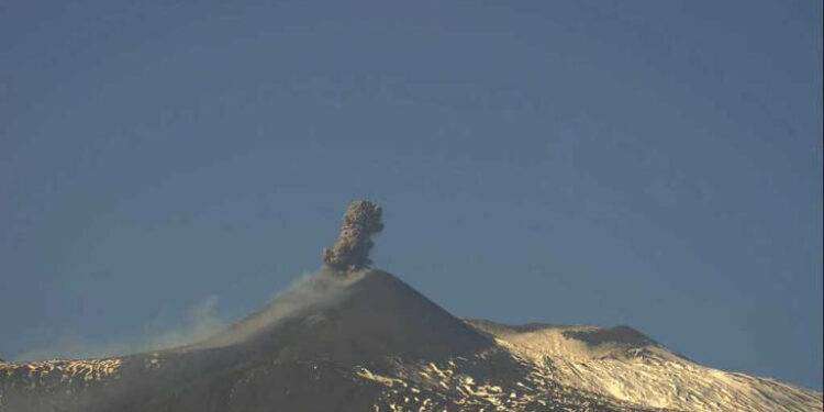 Ingv, evento esplosivo impulsivo da cratere di Sud-Est dell’Etna