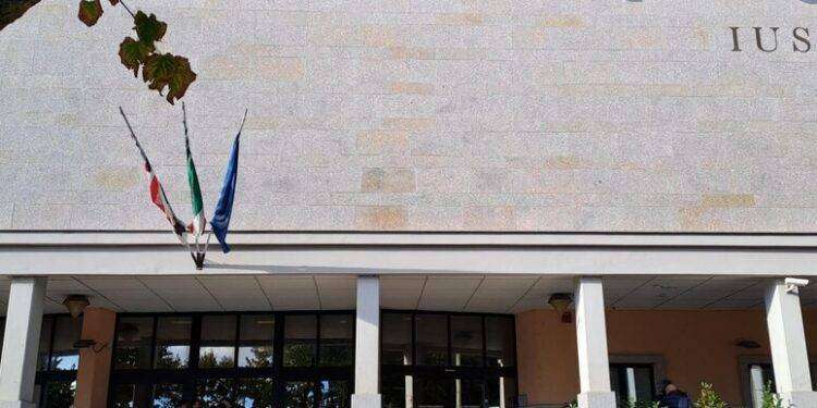 Dalla Sardegna fugge in Ucraina con la figlia, caso in Procura