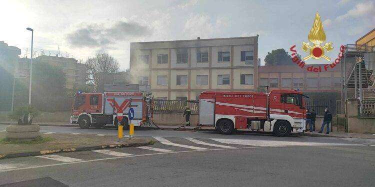 Cagliari, fiamme in una scuola abbandonata