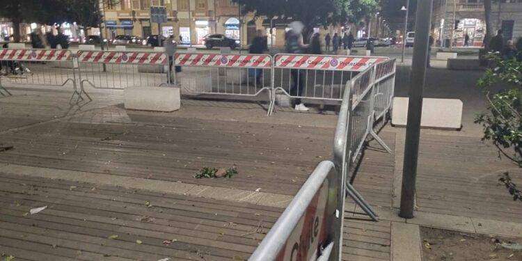 Cagliari, in piazza Garibaldi rispuntano le transenne: “Sono mancate a tanti cagliaritani”