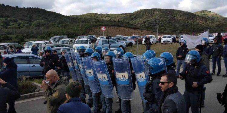 Domusnovas, sit-in davanti alla fabbrica delle armi: “Stop al genocidio a Gaza”