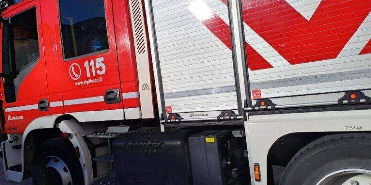 Fiamme nel garage di un palazzo, due intossicati ad Assemini