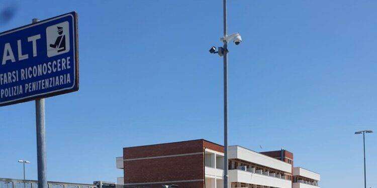 Detenuto aggredisce due agenti nel carcere di Sassari