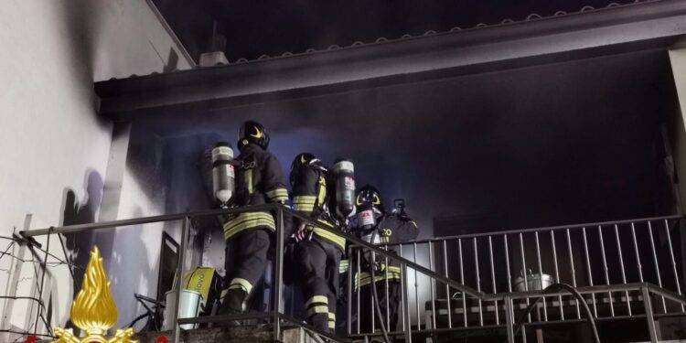 Paura a Olbia, appartamento in fiamme: salvato il proprietario