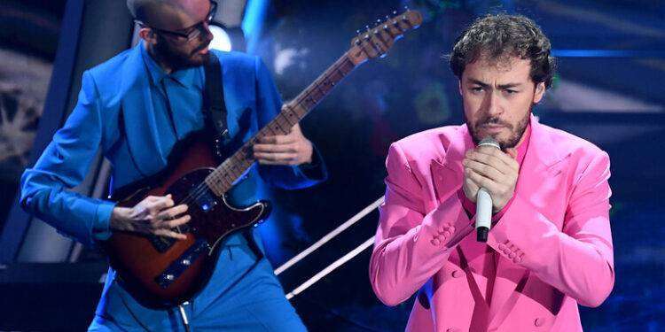 Premio carriera a Pinguini Tattici Nucleari ricordando Dalla