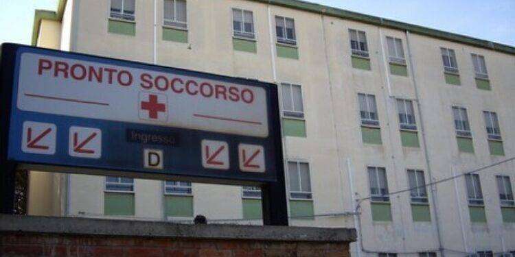 Auto esce di strada e si ribalta, muore turista francese