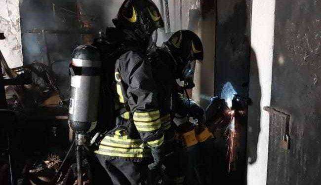 Terrore a Quartu, le fiamme coinvolgono due palazzine: tre persone curate dai sanitari
