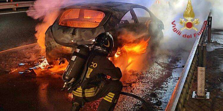 Auto in fiamme nella notte tra statale 554 e Fonsarda