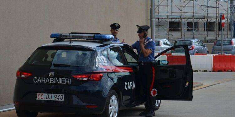 Aggredisce e minaccia di morte la sorella, arrestato 57enne