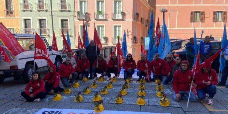 Crollo Firenze, sit-in a Cagliari con fiori nei caschetti