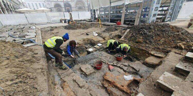 Venezia, una tomba medievale affiora dal pavimento di Piazza San Marco