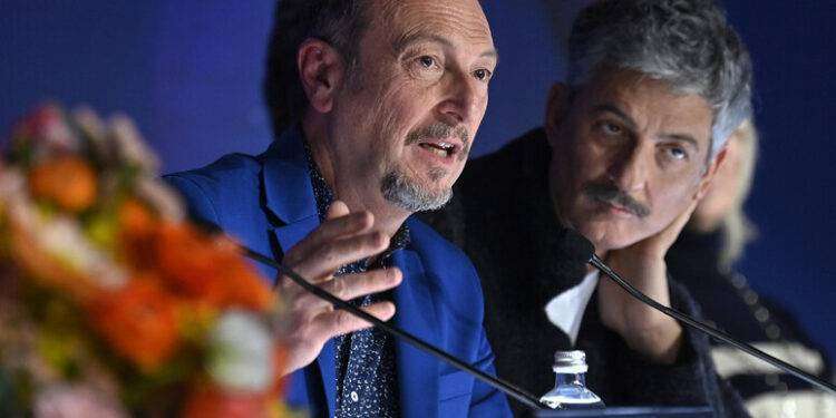 Sanremo 2024, la conferenza stampa. Amadeus ‘sale’ sui trattori: ‘Se vengono li accolgo’. Gli agricoltori: ‘Ci saremo’