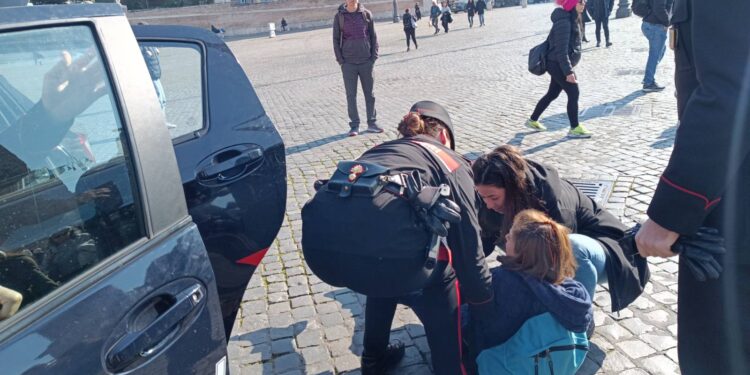 Animalisti imbrattano la fontana di Piazza del popolo a Roma