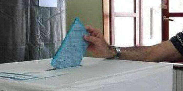 Regionali: la scuola è chiusa, seggio a casa di una pensionata