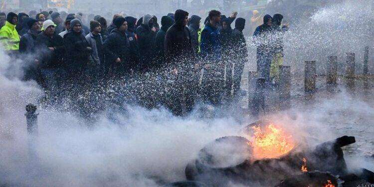 Trattori per le strade di Bruxelles, blocchi, roghi e lancio di bottiglie