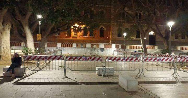 Cagliari, da oltre 20 giorni transenne e sporcizia in centro : degrado in piazza Garibaldi