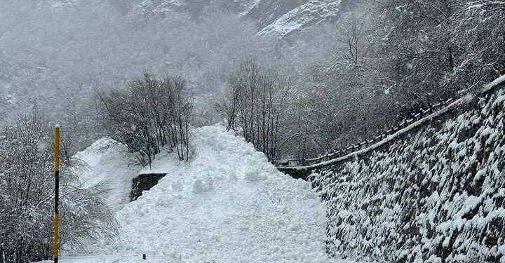 Valanghe, oltre 6.000 persone isolate in Valle d’Aosta