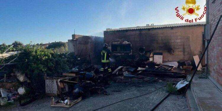 Paura a Selargius, deposito in fiamme: intervento dei Vigili del Fuoco