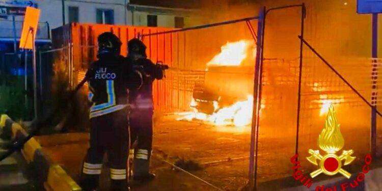 Auto bruciate, è emergenza a Olbia