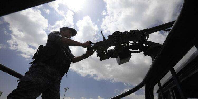 Nave colpita da un missile Houthi al largo dello Yemen