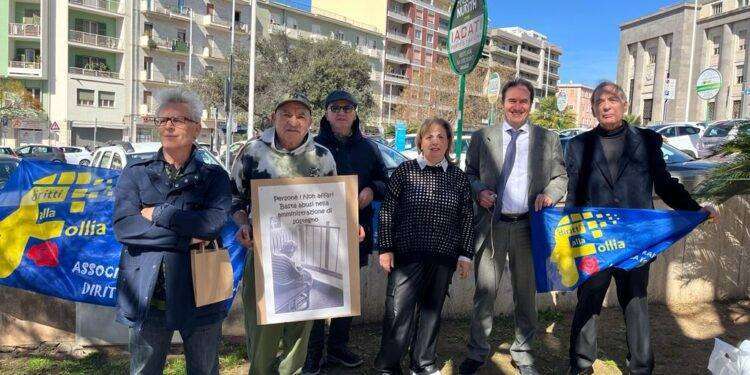Cagliari, proseguono le udienze del processo a Gigi Monello: Diritti alla Follia manifesta sotto il Tribunale