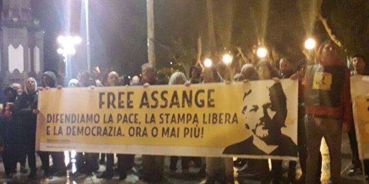 Cagliari, grande successo per la proiezione del film “Ithaka” sul drammatico caso Assange