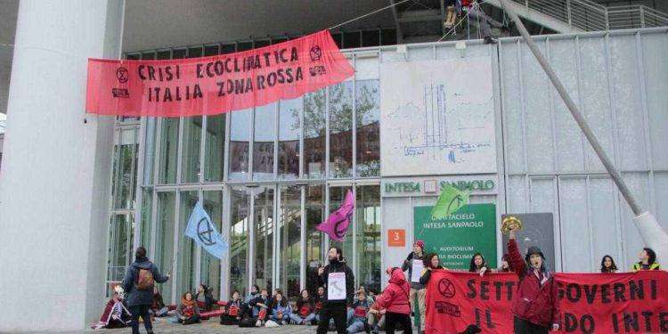 Occupato il grattacielo Sanpaolo a Torino