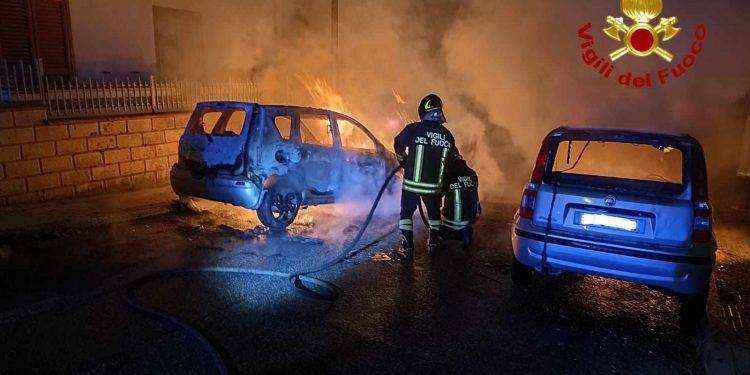 Nuoro, attentato incendiario nella notte: a fuoco due auto